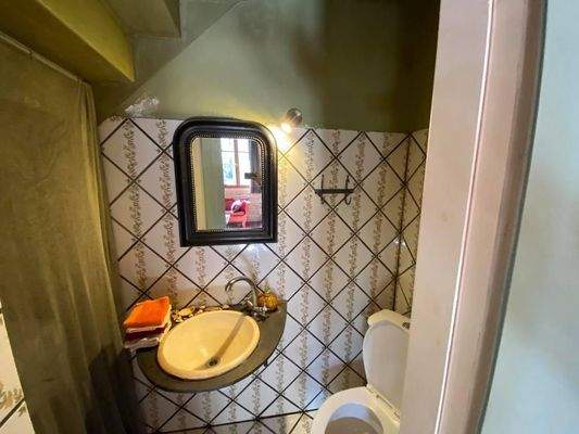 2 komplett ausgestattete Steinvillen mit schönen Gärten und 3 zusätzlichen Baurechten