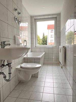 Badezimmer mit Wanne und Fenster