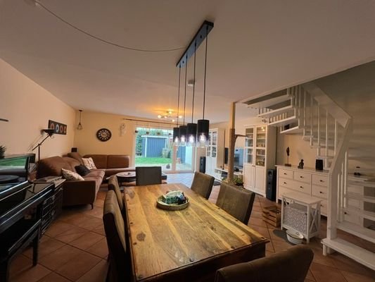 Wohnzimmer mit Essbereich 