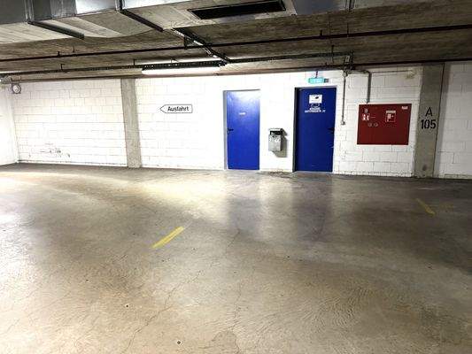 Tiefgaragen mit Eingang Wohnhaus.JPG