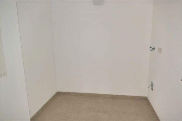 Abstellraum mit Waschmaschinenanschluss