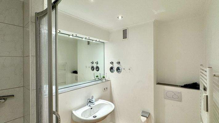 Modernes Duschbad mit WC