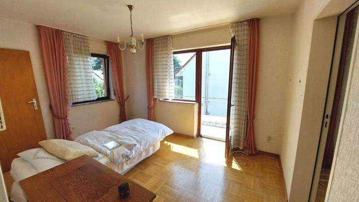 Schlafzimmer mit Balkon im 1. OG