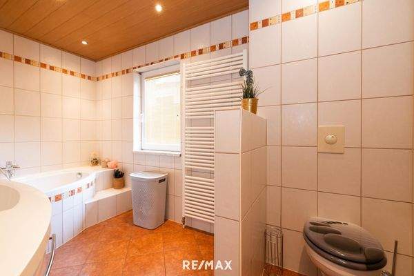 Badezimmer mit WC unten