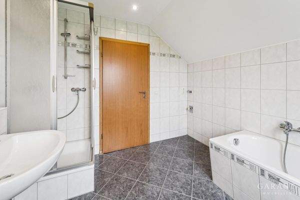 Bad mit Wanne u. Dusche