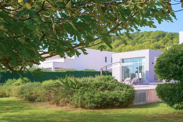 Moderne Villa mit Garten und mediterraner Vegetation.