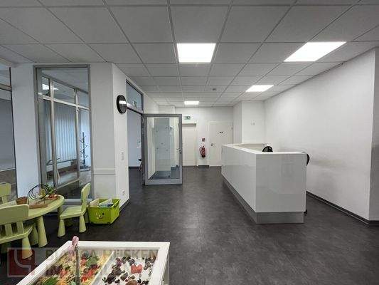 EG Wartezimmer mit Tresen