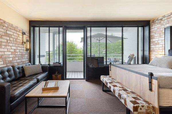 Wohnzimmer mit Blick auf den Balkon