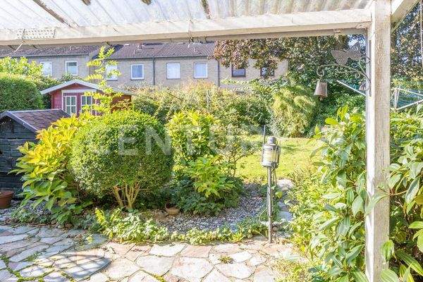 Blick von der Terrasse in den Garten