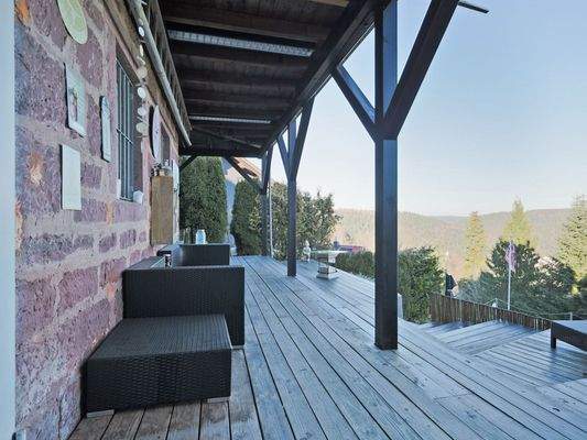 Riesige, teilüberdachte Terrasse mit Garten