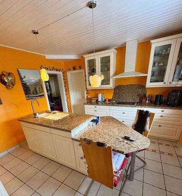 Der Küchenbereich mit der Einbauküche