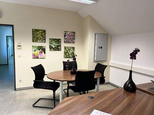 großes Büro mit Besprechungstisch