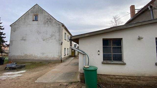 Seitenansicht mit Garage