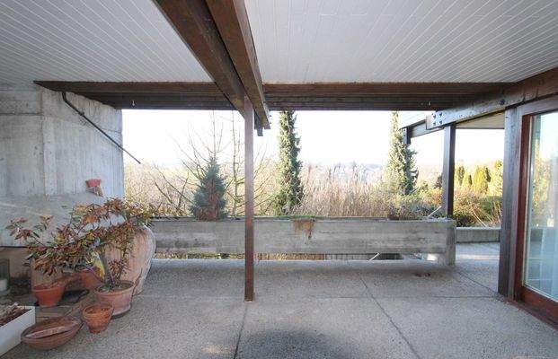 Überdachte Südterrasse