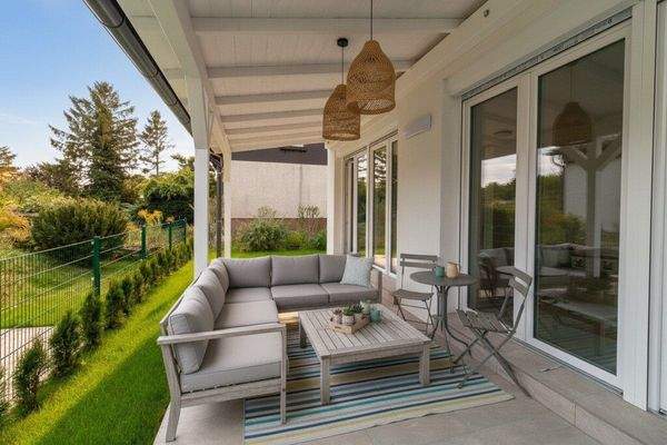 Terrasse: KI generierte Möbel