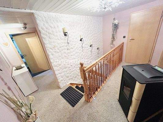 OG großer Flur mit Pelletofen