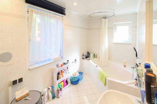 04. Großes Badezimmer