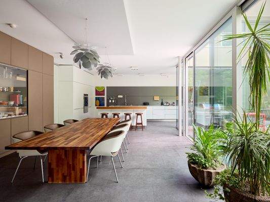 Der Koch- und Essbereich präsentiert sich  außerordentlich großzügig mit viel Platz für die Familie und Gäste