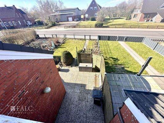 Blick vom Balkon auf den Garten