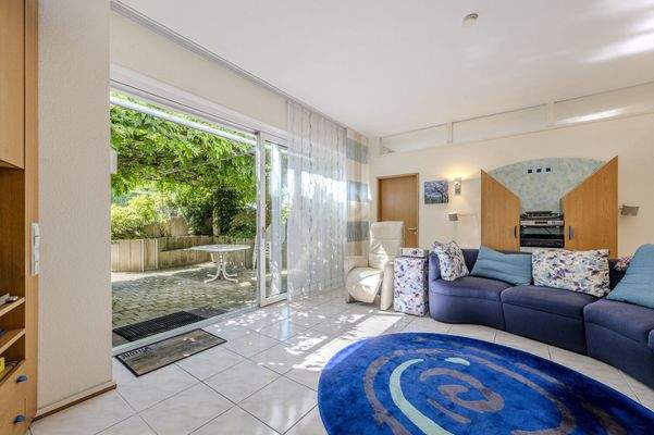 Wohnbereich mit Zugang zur Terrasse