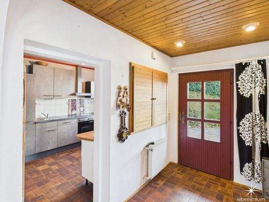 Küche und Eingangsbereich.
