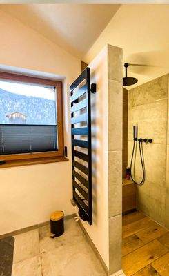 Bad im OG mit gemauerter bodenebener Dusche