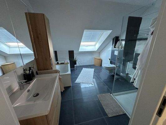 Großes Tageslicht-Bad unten