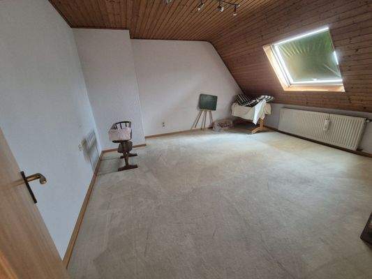 zeigt vorbereitete Räume im Dachgeschoss