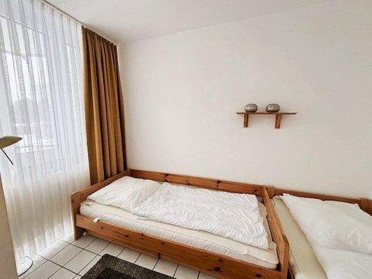 Schlafzimmer mit 2 Einzelbetten.jpg