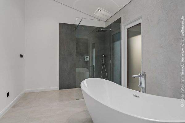 ... mit freistehender Wanne ...