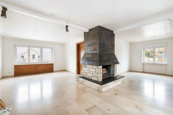 Wohnbereich im Dachgeschoss (KI generiert)