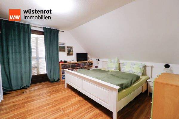 Schlafzimmer m. Zugang Balkon DG 