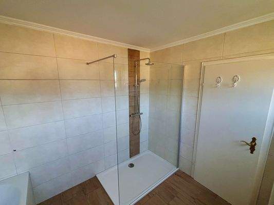 ... mit Badewanne und Dusche.