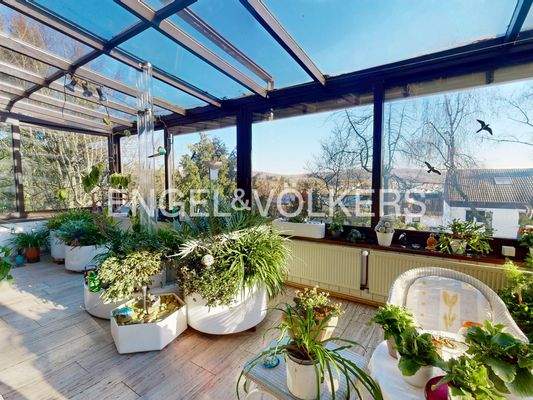 Viel Platz und viel Licht im Wintergarten