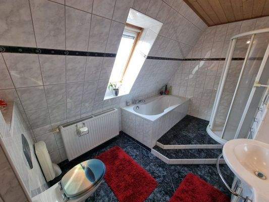 Bad mit Wanne und Dusche 