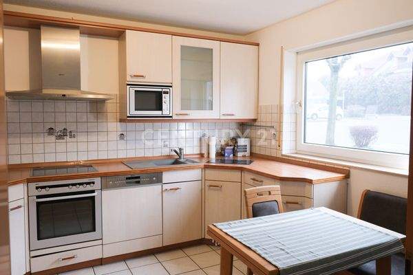 Küche mit praktischer Arbeitsfläche und Fenster