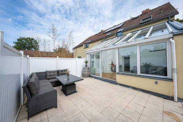 Sonnenterrasse mit Gartenzugang