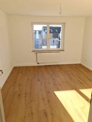 Leeres Zimmer mit Fenster