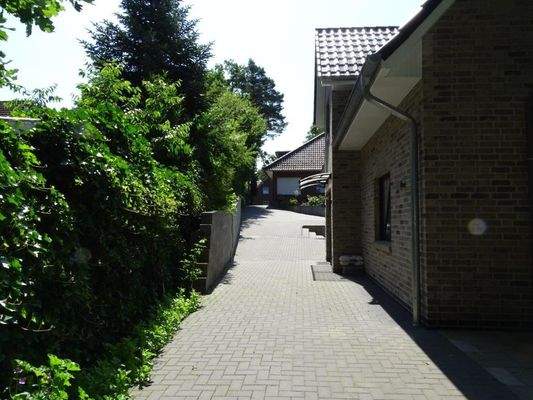 Weg zum Haushaupteingang.jpg