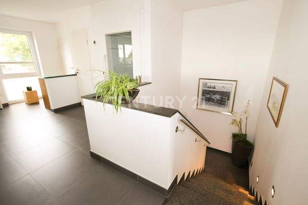 Treppenaufgang/ Zugang Aufzug