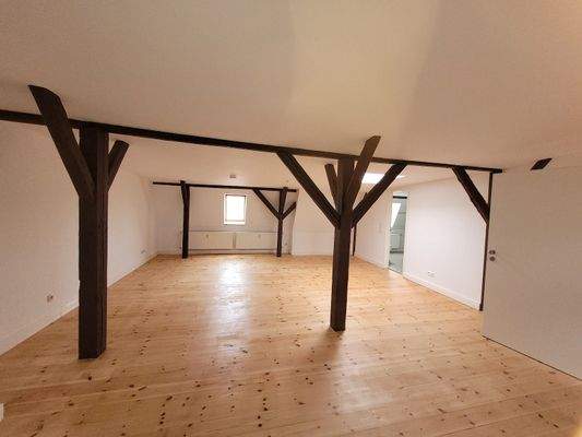 Einblick Wohnbereich mit offener Küche Bild 3