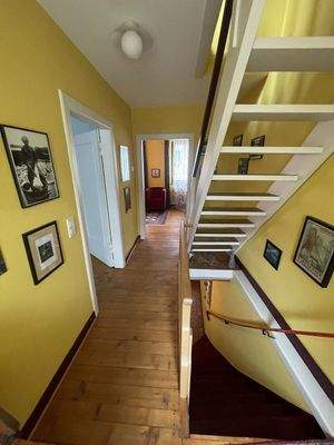 geschackvolles Treppenhaus (EG zum OG und DG)