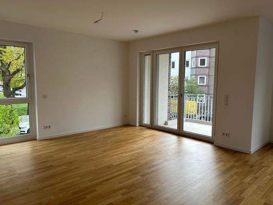 Helles Wohnzimmer mit Balkon