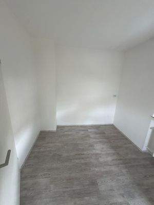 Leeres Zimmer mit Laminatboden