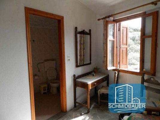 Südkreta, Agia Paraskevi: Zweistöckiges traditionelles Steinhaus zu verkaufen