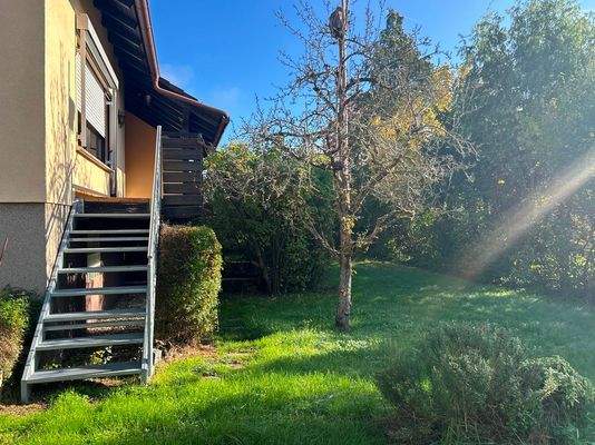 Idyllischer Garten hinter dem Haus