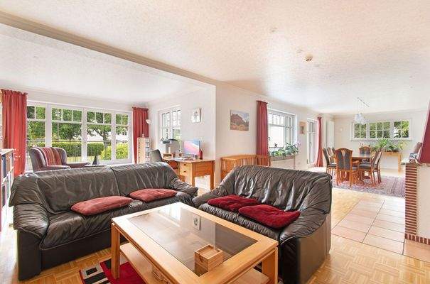 Lichtdurchfluteter Wohnbereich mit Zugang zum Wintergarten