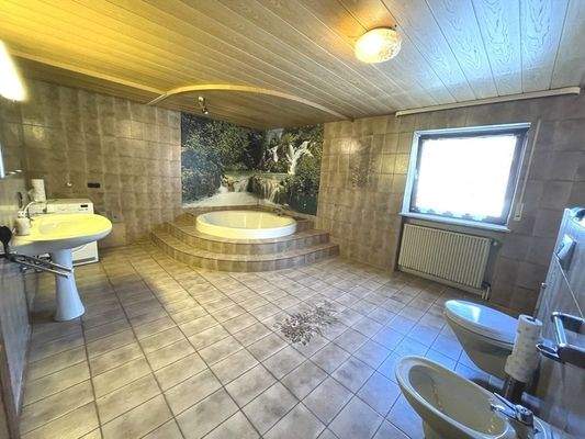 großes Tageslichtbad mit Dusche und Badewanne