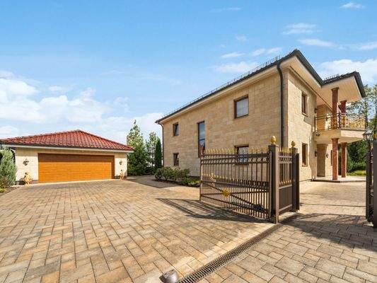 Einfahrt mit elektr. Toranlage