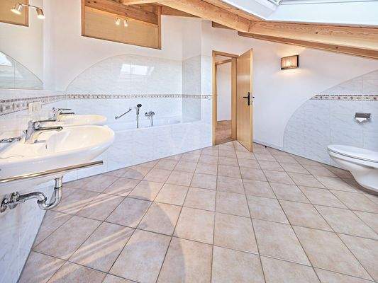 Geräumiges Badezimmer